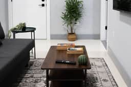 2 Bedroom Apt-City Adventure-Free Parking on Site