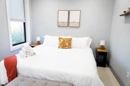 Bright 1BR Apartment • Free Parking • Near NYC