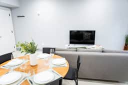 Bright 1BR Apartment • Free Parking • Near NYC