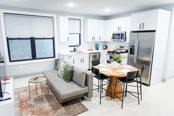 Bright 1BR Apartment • Free Parking • Near NYC - Image 1