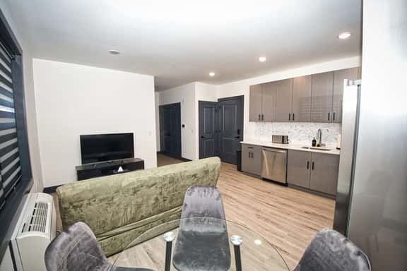 Free Indoor Parking| 20 Minutes to NYC| king bed - Image 1