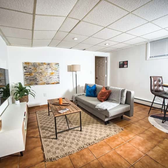 Cozy Apt With King Size Bed- Only 5 Miles to NYC - Image 1