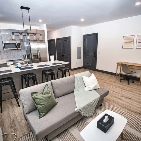Luxurious and Spacious Apt w/Parking-20 min to NYC - Image 1
