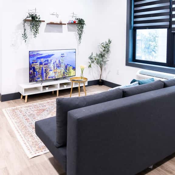 Spacious Apartment Near NYC with Free Indoor Parking - Image 1