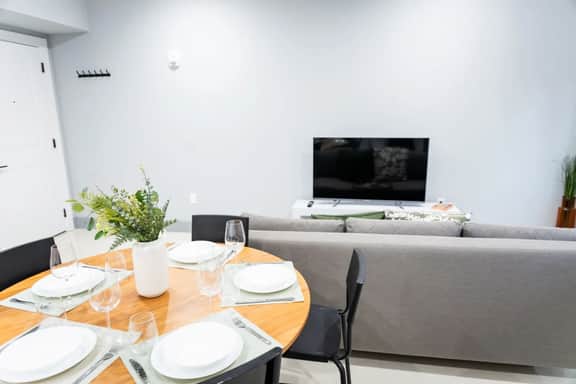 Bright 1BR Apartment • Free Parking • Near NYC