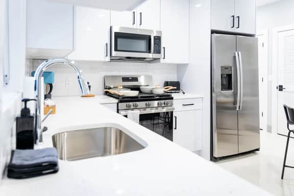 Bright 1BR Apartment • Free Parking • Near NYC