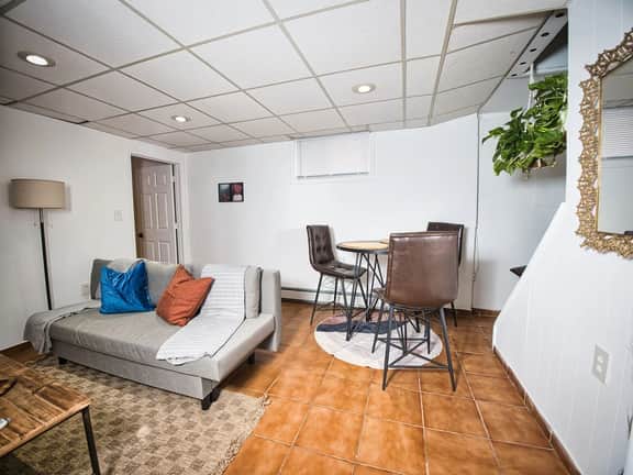 Cozy Apt With King Size Bed- Only 5 Miles to NYC