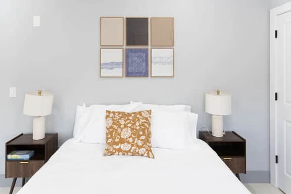 Stylish 2 BR w/ Free Indoor Parking-20 Min to NYC