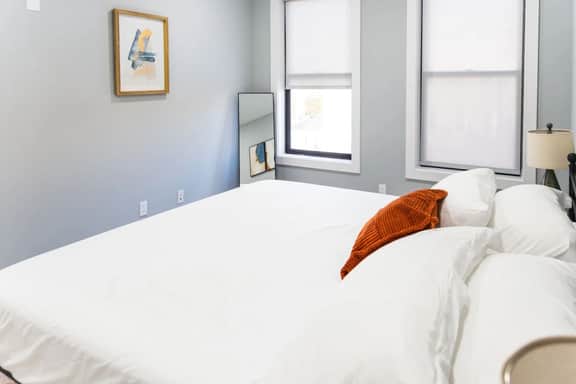 Stylish 2 BR w/ Free Indoor Parking-20 Min to NYC