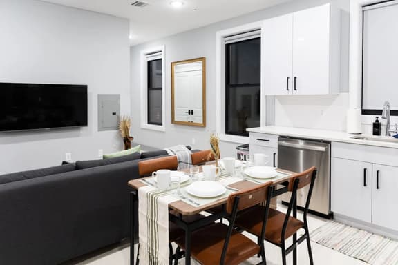 2 Bedroom Apt-City Adventure-Free Parking on Site