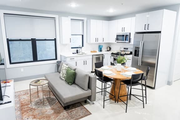 Bright 1BR Apartment • Free Parking • Near NYC