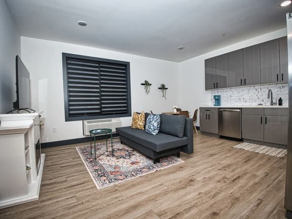 Excellent Location-20 Minutes to NYC-Free Parking