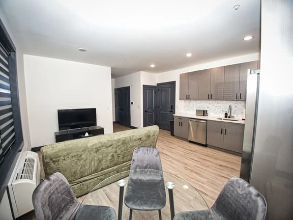 Free Indoor Parking| 20 Minutes to NYC| king bed